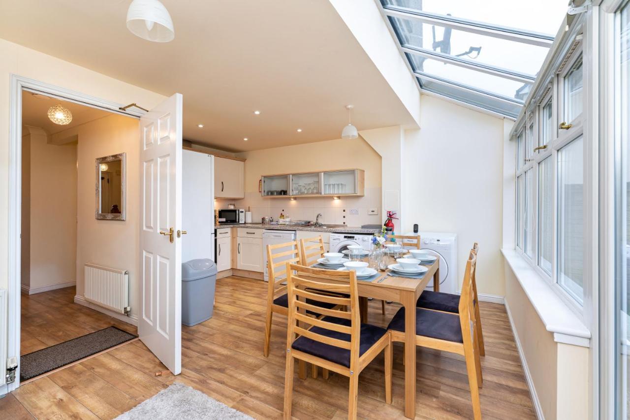 4 Bedroom Townhouse In Stirling Bagian luar foto