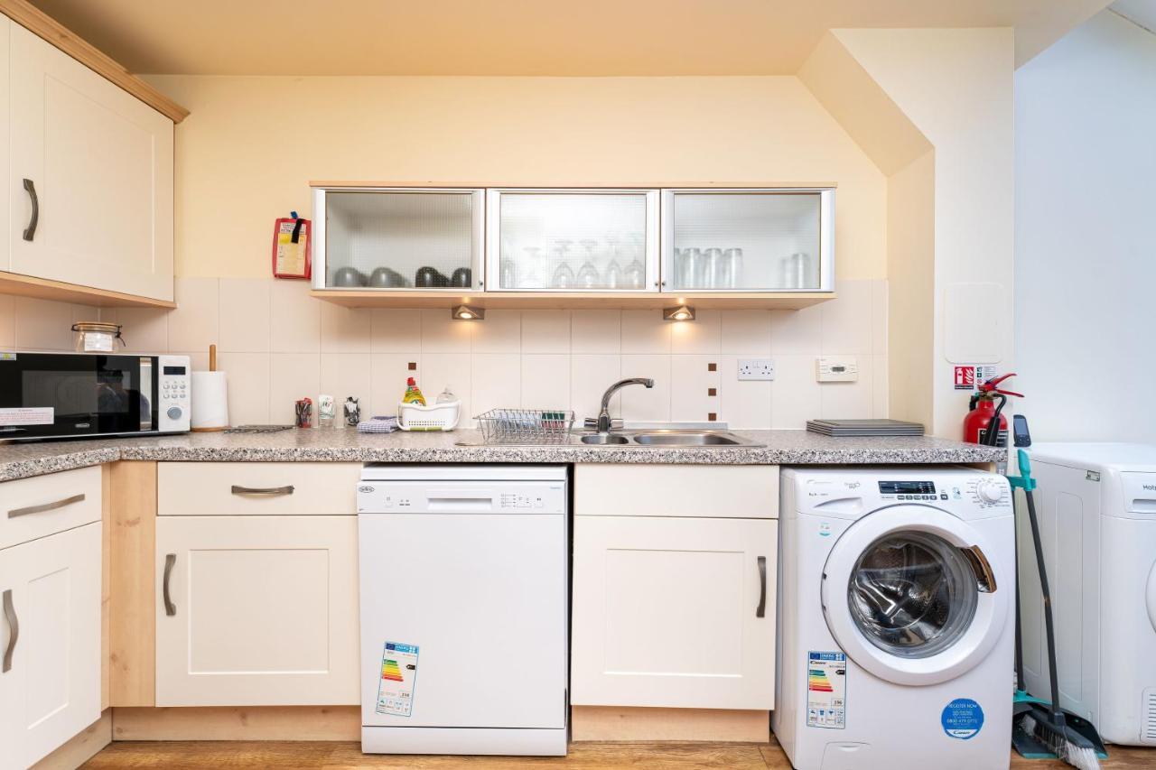 4 Bedroom Townhouse In Stirling Bagian luar foto