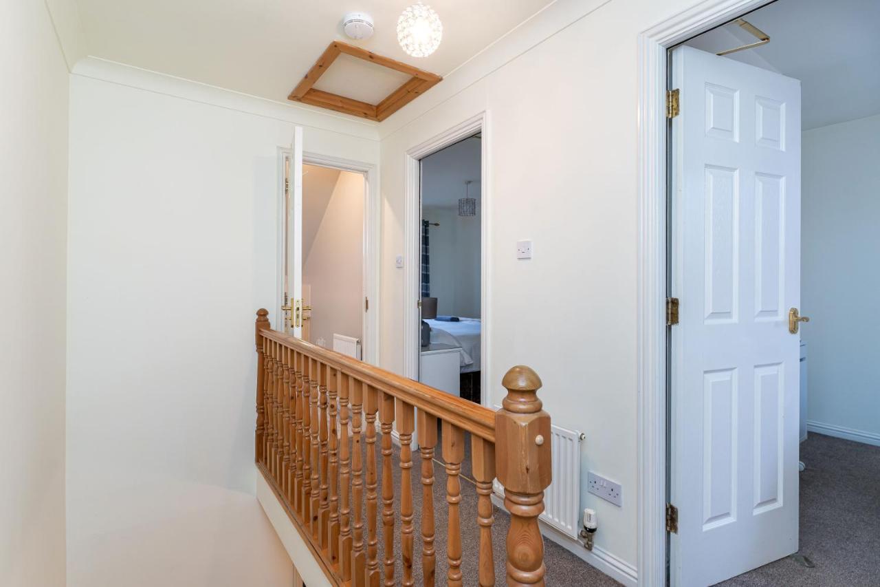 4 Bedroom Townhouse In Stirling Bagian luar foto